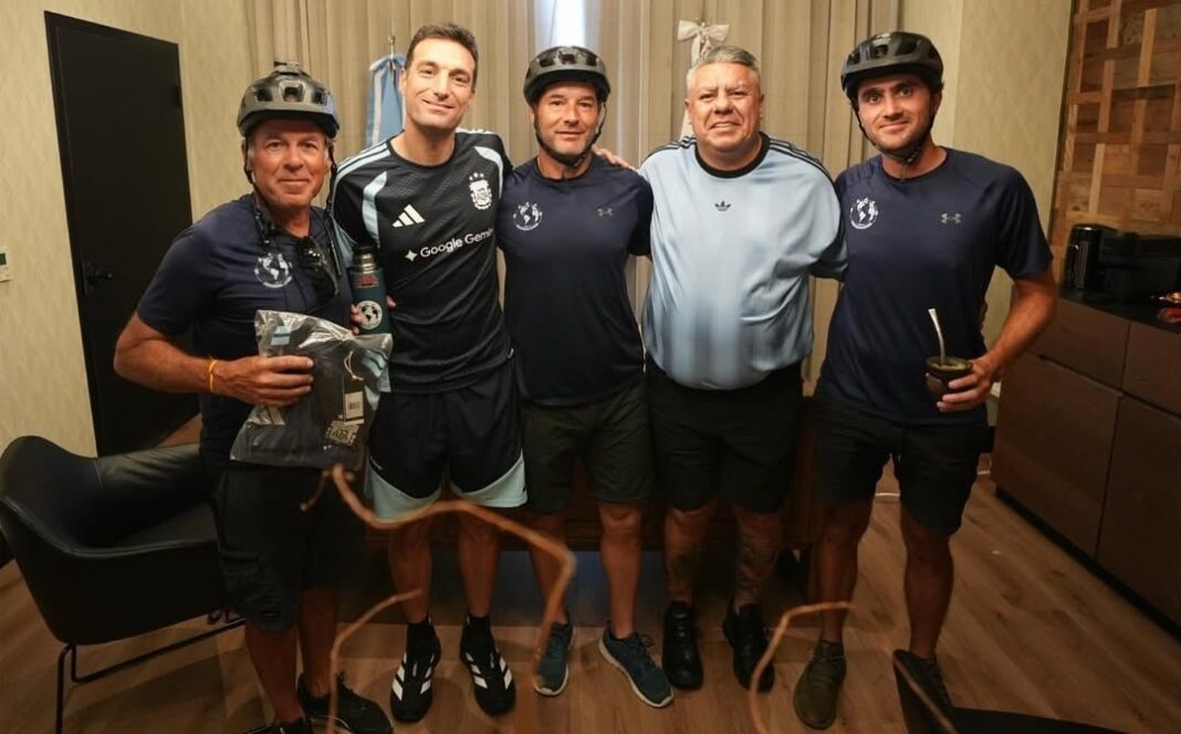 Tres hinchas argentinos con bicicletas junto a Lionel Scaloni y el cuerpo técnico de la Selección en Kansas City
