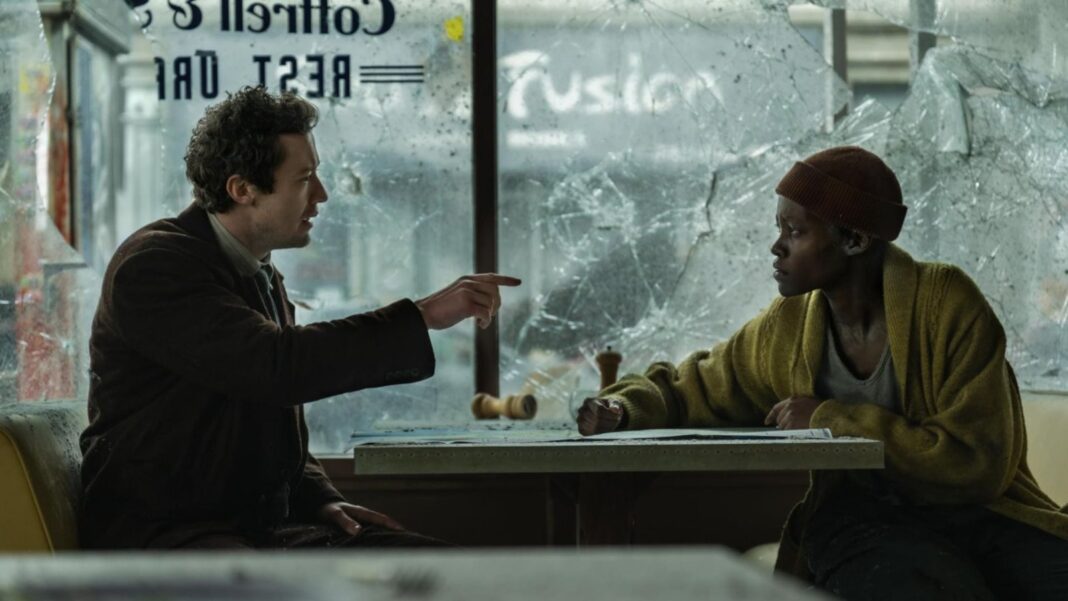 Escena de la película Un lugar tranquilo: Día 1 con personajes en la ciudad de Nueva York durante la invasión alienígena