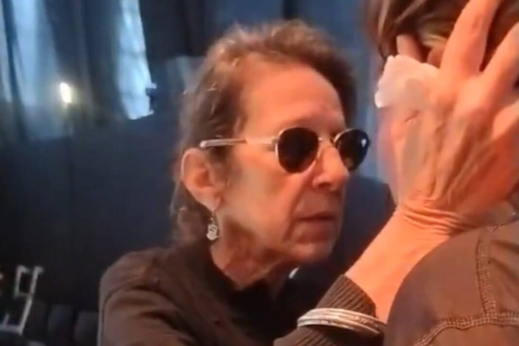Viuda del Indio Solari consuela a una fanática durante el velatorio